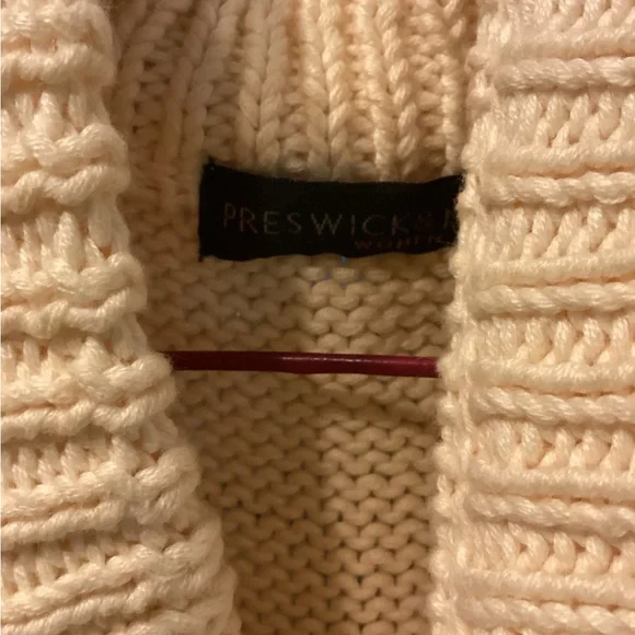 Beautiful sweater with fitted back, sculpted pockets. - Picture 4 of 7